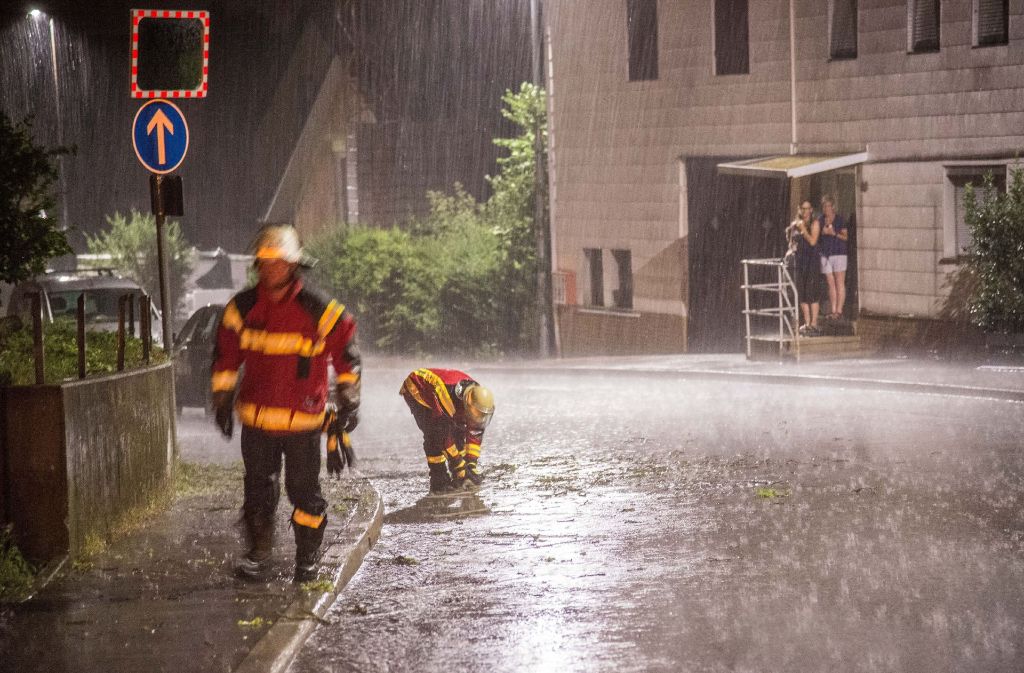 Die Feuerwehren sind wie hier in Köngen zum Teil mitten im Starkregen im Einsatz gewesen.