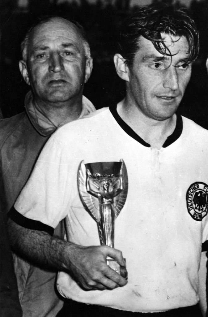 Kapitän Fritz Walter mit dem Jules-Rimet-Pokal, von 1930 bis 1970 die Siegestrophäe der Fußball-WM – benannt nach einstigen FIFA-Präsidenten Jules Rimet (1873-1956).