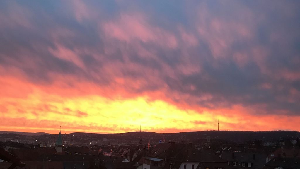 Sonnenaufgang in Stuttgart: So schön glüht der Himmel über dem Kessel