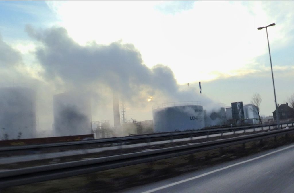 Bei einer Chemiefirma in Oberhausen ist am Donnerstagmorgen Schwefelsäure aus einem Tank ausgetreten.