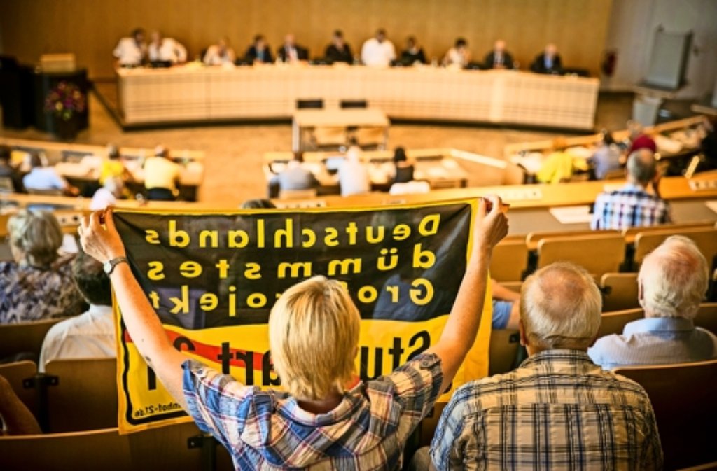 S-21-Gegner begleiten die Debatte im Rathaus kritisch mit Zwischenrufen und Sprechchören. Foto: Lichtgut/Leif Piechowski