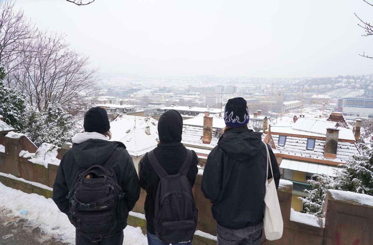 Schneespaziergang mit Blick auf die Stadt.