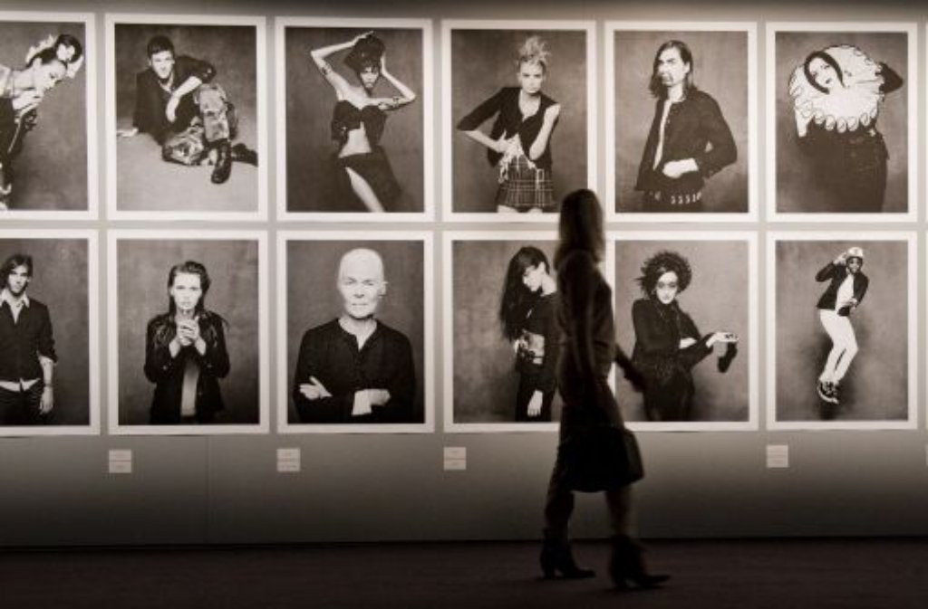 Auf 113 Fotos des Modedesigners Lagerfeld tragen Freunde des Hauses Chanel das klassische, schwarze Chanel-Jacket. Die Ausstellung ist bis zum 14.12.2012 im U3 Bahnhof und Tunnel am Potsdamer Platz zu besichtigen.