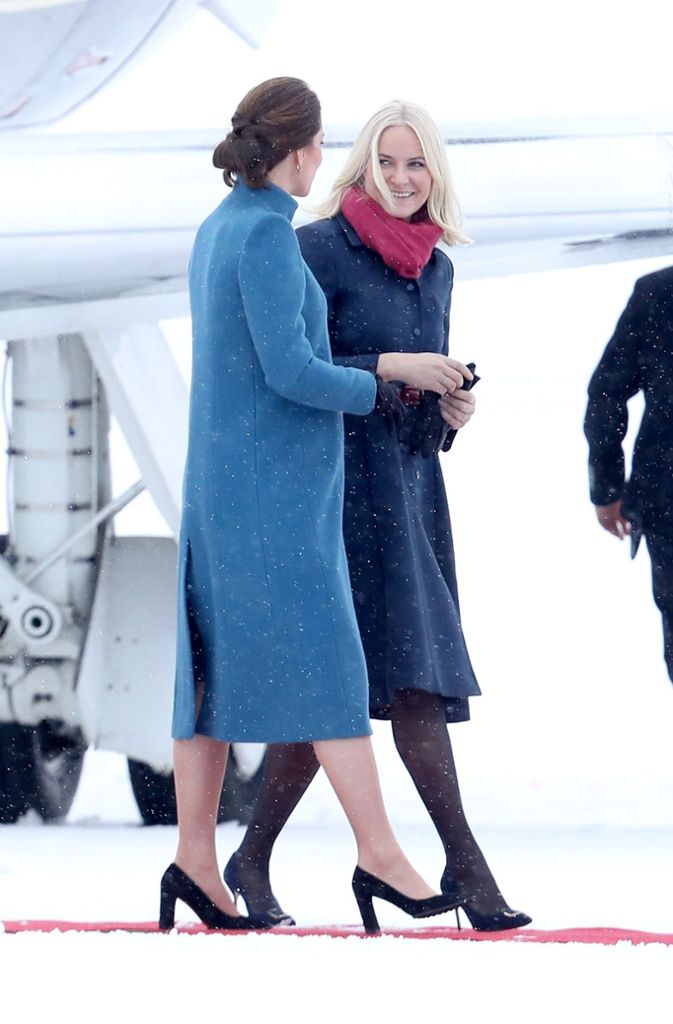 Beide Prinzessinnen tragen High Heels – und das bei geschlossener Schneedecke, Schneefall und frostigen Temperaturen. Der Teppich vom Flugzeug zum Auto macht’s möglich.