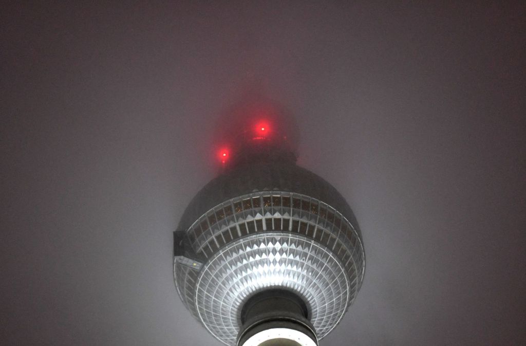 Dichter Nebel hüllt in Berlin den Fernsehturm ein.