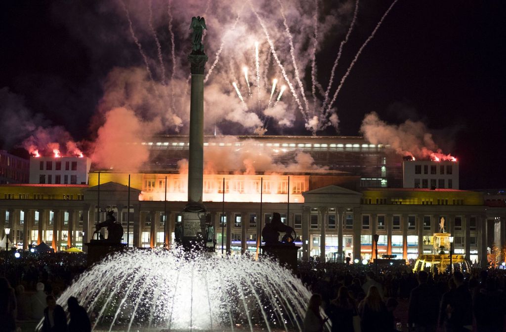 Die 27. lange Einkaufsnacht in Stuttgart steht unter dem Motto „Stuttgart City leuchtet“. Das Feuerwerk um 21.45 Uhr sollten die Besucher nicht verpassen.
