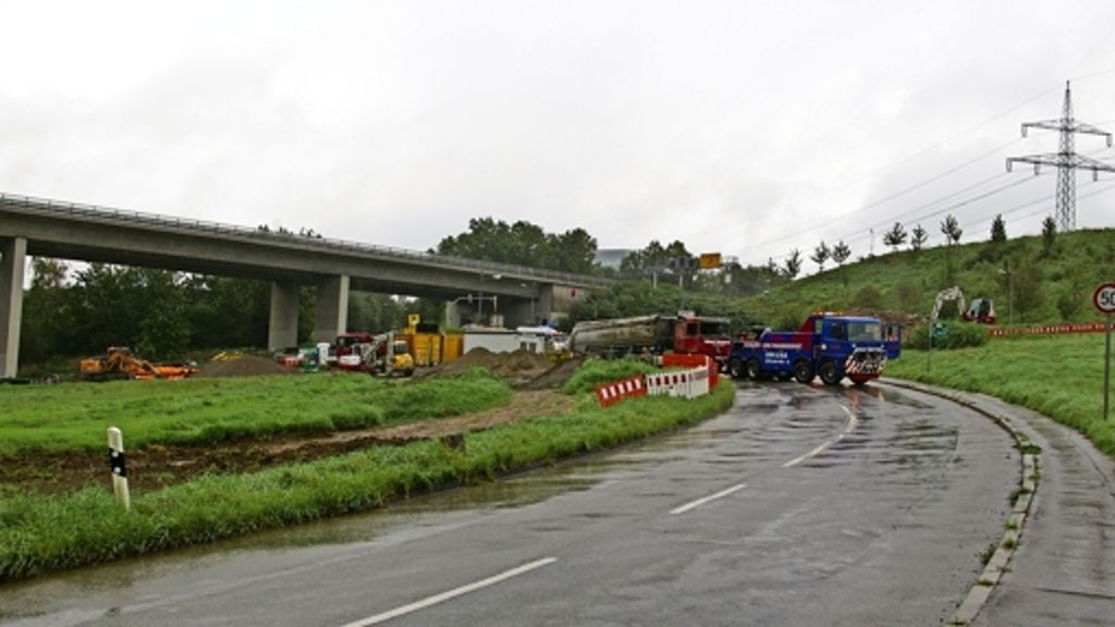Unfall in Möhringen: Laster kippt im Körschtal um