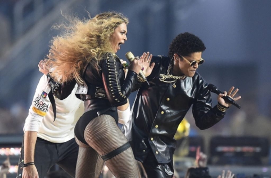 Beyoncé performte in der Halbzeitshow gemeinsam mit Bruno Mars den Funk-Hit „Uptown Funk“. Unsere Galerie zeigt die Bilder der mit Spannung erwarteten Show. Foto:  