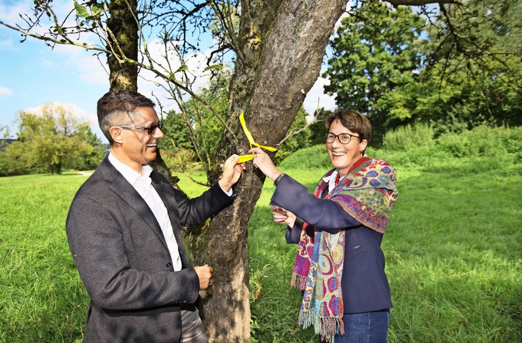 Der Wernauer Bürgermeister Armin Elbl und die Vize-Landrätin Marion Leuze-Mohr markieren einen Apfelbaum. Foto: Horst Rudel