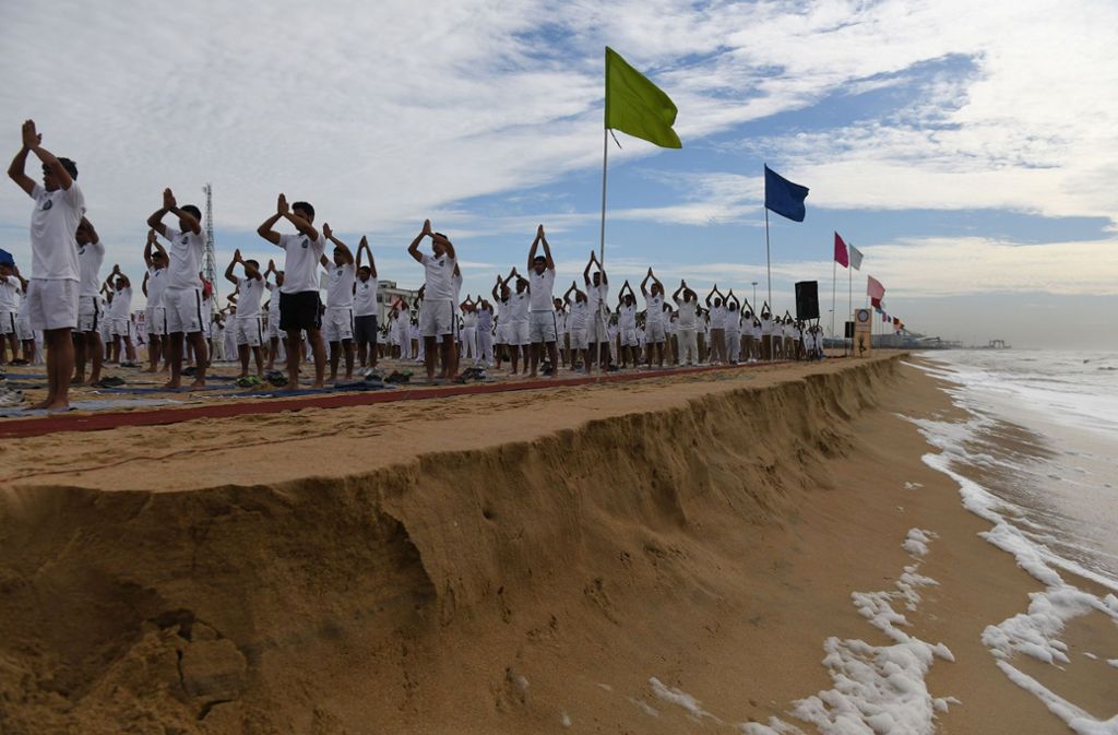 Kadettenschüler der indischen Navy praktizieren Yoga am Strand von Chennai.