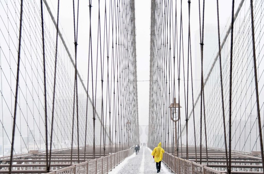 Luftig und kalt ist es auch auf der Brooklyn Bridge in New York. Hohe Windgeschwindigkeiten dürften vor allem hier erreicht werden.