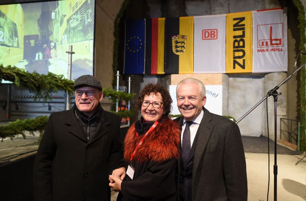 Verkehrsminister Winfried Hermann, Gerlinde Kretschmann, Ehefrau des Ministerpräsidenten und Tunnelpatin, sowie Rüdiger Grube, Vorsitzender des Vorstands Deutsche Bahn AG, stehen vor dem Albabstiegstunnel.