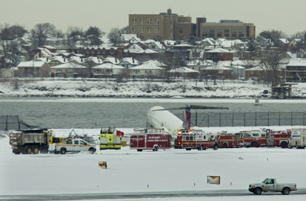 Flugzeug rutscht in New York von der Landebahn