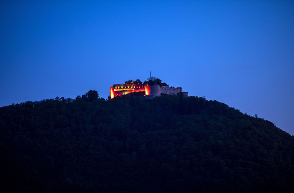 Der Blick hinauf zur Burg Hohenneuffen war am Mittwochabend von Beuren aus ein ganz besonderer.
