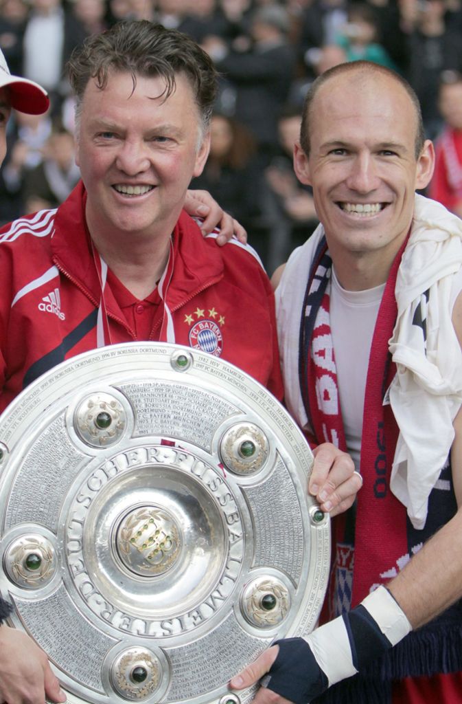 Insgesamt feierte Arjen Robben (mit Bayern-Trainer und Landsmann Louis van Gaal) mit dem FC Bayern acht Meistertitel – 2010 sowie von 2013 bis 2019.