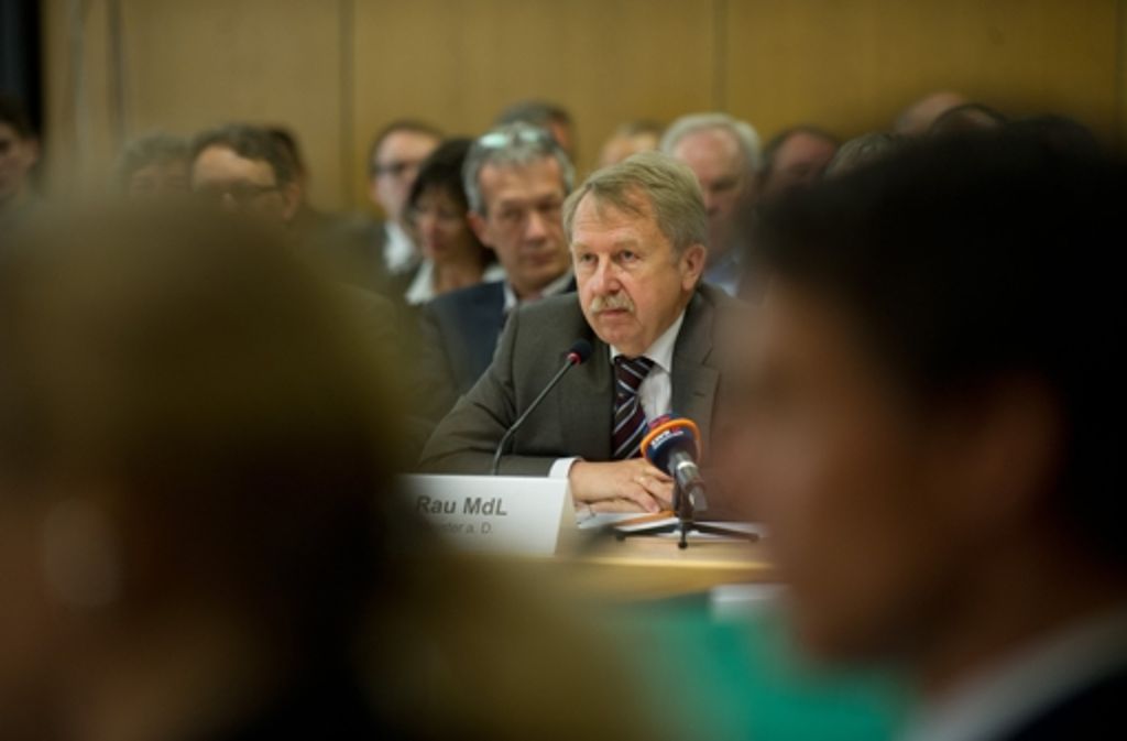 11. Mai 2012: Der frühere CDU-Staatsminister Helmut Rau gibt Ex-Ministerpräsident Stefan Mappus vor dem Untersuchungsausschuss volle Rückendeckung.