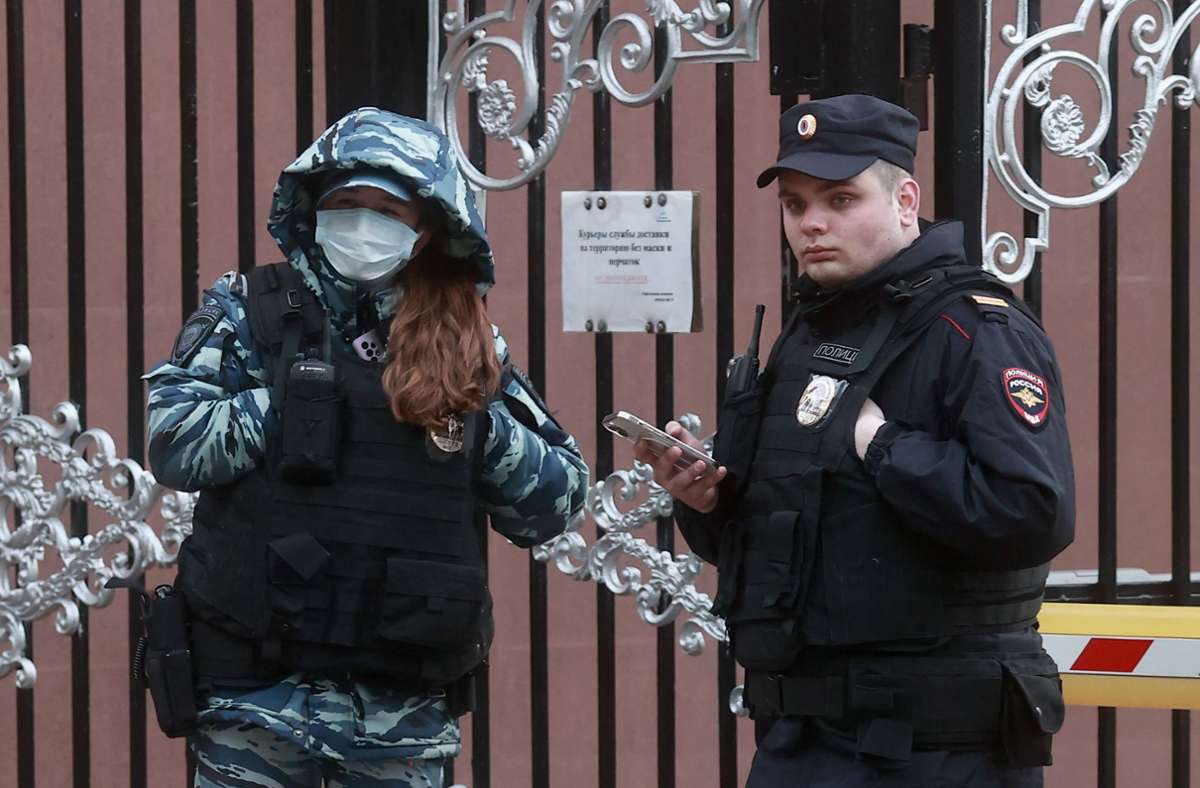 Beamtinnen untersuchen in  Moskau den Ort, wo die Leichen des russischen  Bankers Vladislav Avayev, seiner Frau und Tochter gefunden wurden. Foto: Imago//Sergei Fadeichev