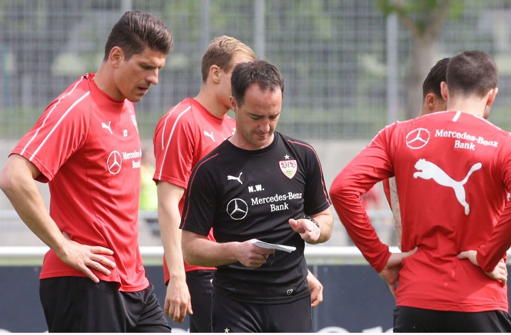 Am Dienstagvormittag absolvierte er mit der Mannschaft um Mario Gomez (links) das erste Training der Woche.
