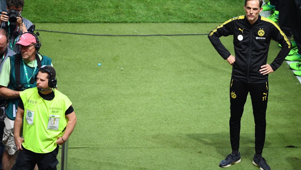  Dortmunds Trainer Thomas Tuchel will weitermachen – doch nun rückt auch der Kapitän Marcel Schmelzer öffentlich von ihm ab. 