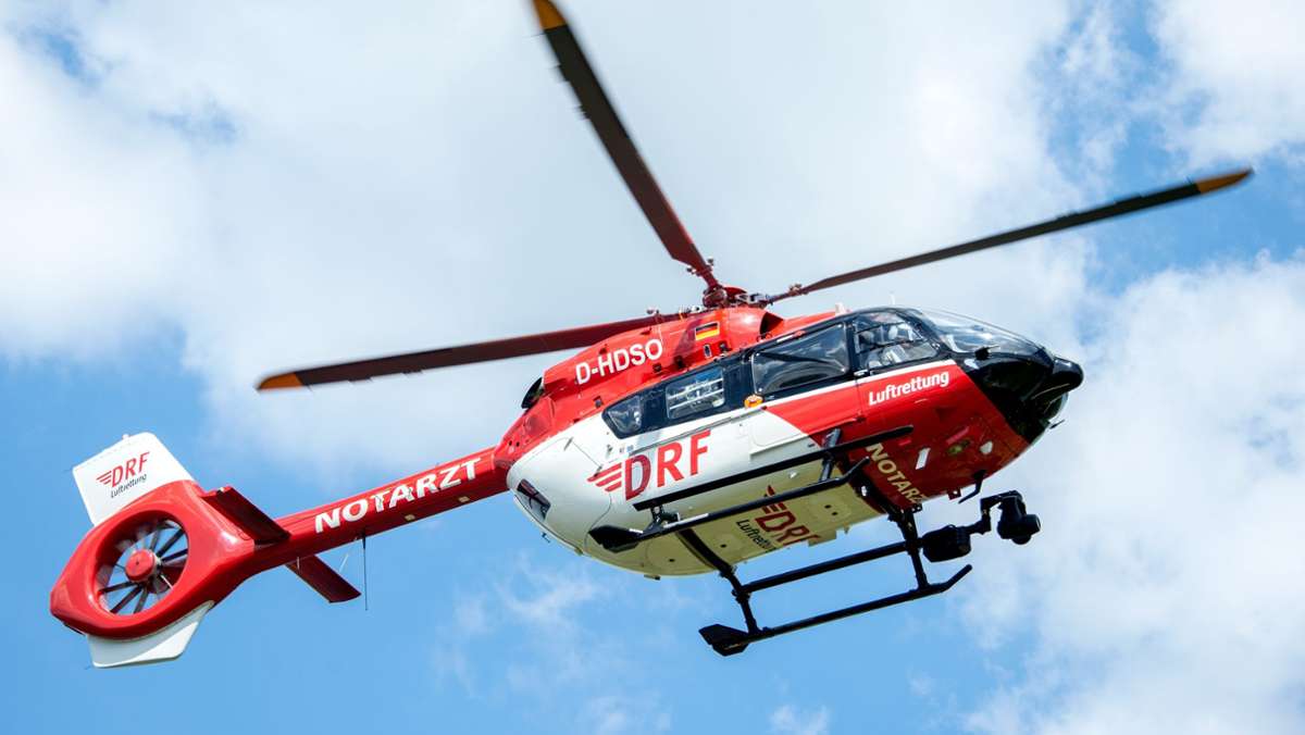 Etwa vier bis fünf Meter in die Tiefe ist am Montag ein Mann bei Dacharbeiten in Lauf im Ortenaukreis gestürzt. Er wurde mit einem Hubschrauber in eine Klinik gebracht. 