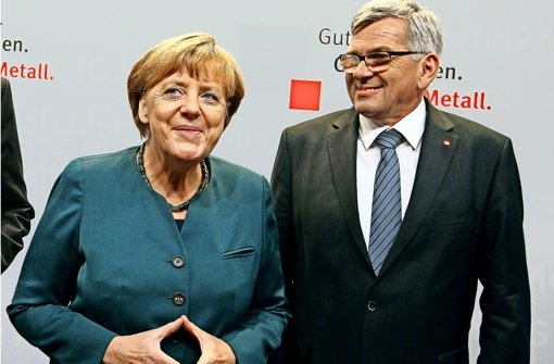 Berührungsängste mit Gewerkschaftsführern kennt Kanzlerin Angela Merkel schon lange nicht mehr. Auch mit  IG-Metall-Chef Jörg Hofmann versteht sie sich offenbar gut. Foto: AFP