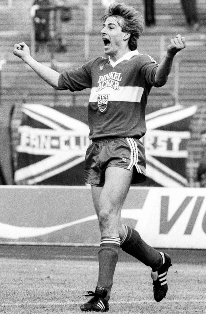 Jürgen Klinsmann hat mit dem VfB zwar nie einen Titel erreicht, zwei Finals (DFB-Pokal und Uefa Cup) gingen mit ihm verloren, dennoch gehört er für mich zum VfB. Vielleicht rührt meine Sympathie für ihn aber auch nur daher, dass er mit Vornamen Jürgen heißt, sein Familienname mit K beginnt und er im Jahr 1964 geboren ist.