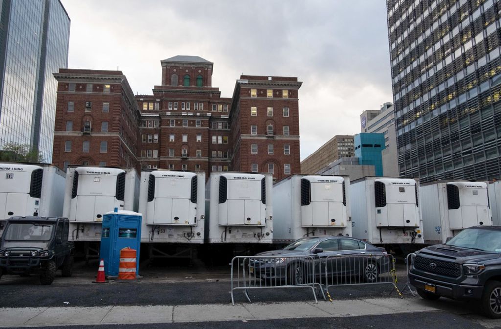 Mehrere sogenannte „mobile Leichenhallen“ stehen hinter dem Bellevue-Krankenhaus in New York City.