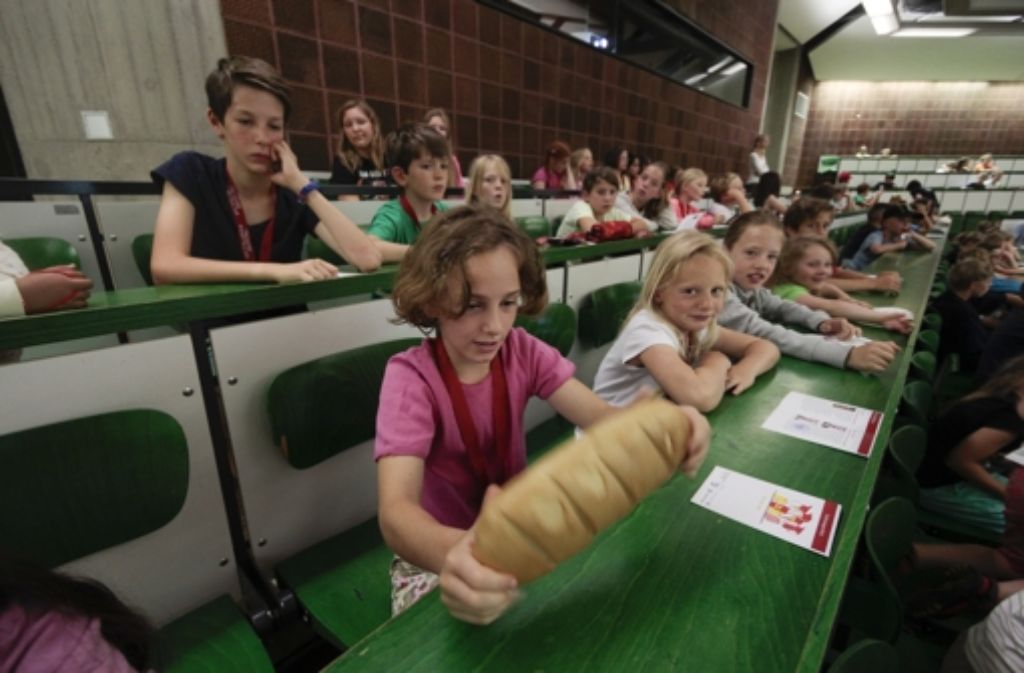 Ja, dieses Brot kann man auf den Tisch hauen, ohne dass es zerbricht. Weitere Bilder von der Kinder-Uni-Vorlesung in Hohenheim und von dem ganz besonderen Gast zeigen wir in der folgenden Fotostrecke.