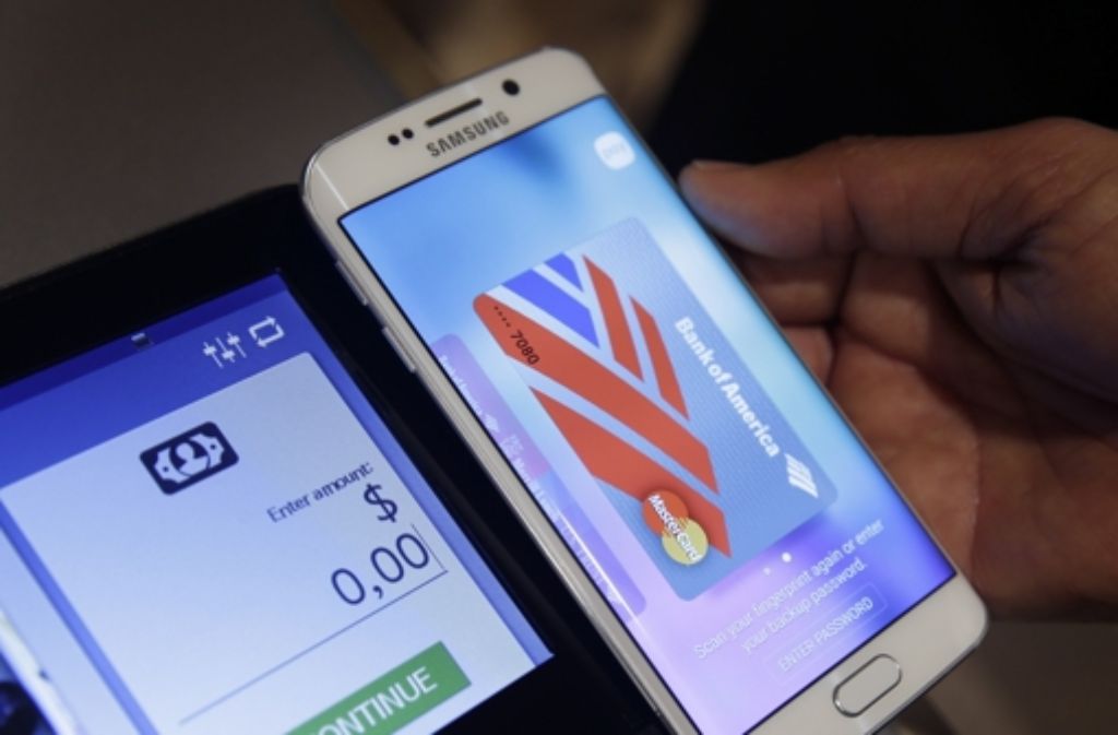 Mit dem Samsung Galaxy S& Edge+ kann man auch das Bezahlsystem Samsung Pay nutzen.