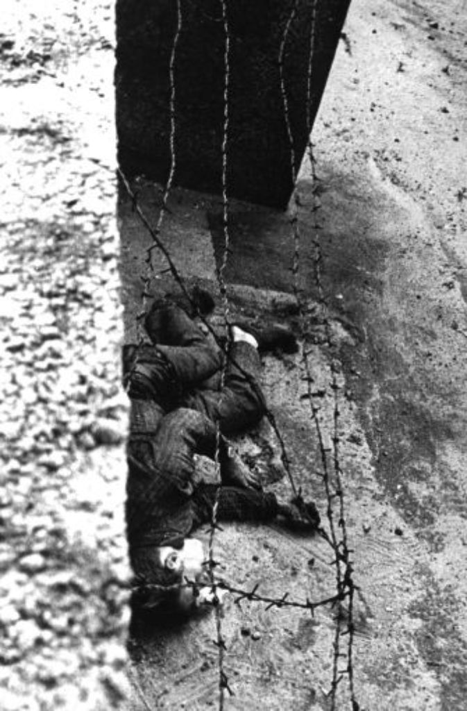 Viele andere haben nicht so viel Glück: In den 28 Jahren, in denen die Mauer steht, sterben mindestens 138 Menschen am Todesstreifen. Das erste Opfer der deutschen Teilung ist Ida Siekmann, die am 22. August 1961 beim Sprung aus einem Fenster in der Bernauer Straße tödlich verunglückt.