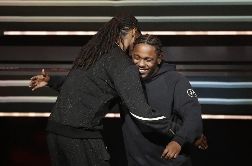 Zwei Hip-Hop-Stars unter sich: Snoop Dogg (links) bekommt den „I Am Hip Hop“-Award von Kendrick Lamar überreicht.