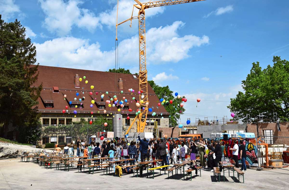 Das Demokratiefest an der Albert-Schweitzer-Schule, einer Schule für Erziehungshilfe, endete mit einem Luftballonstart. An den Ballons hingen Zettel mit  Wünschen der Beteiligten. Foto: Alexandra Kratz