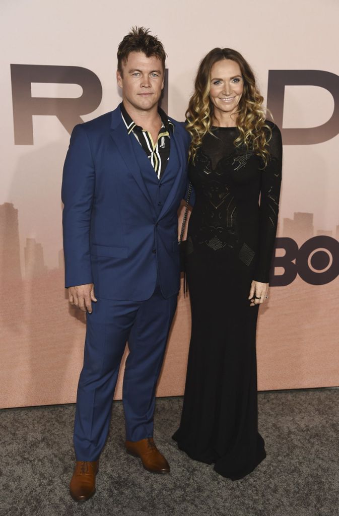Luke Hemsworth erscheint gemeinsam mit seiner Frau Samantha zur Premiere.