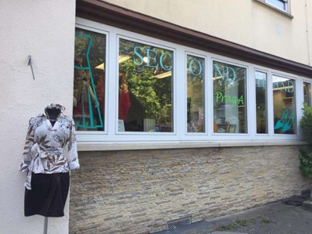 PragA – Second Hand Boutique: Der Laden ist ein soziales Projekt von dem Caritasverband Stuttgart e.V. und der Kirchengemeinde St. Georg für arbeitslose Frauen, Alleinerziehende und Frauen mit Migrationshintergrund.