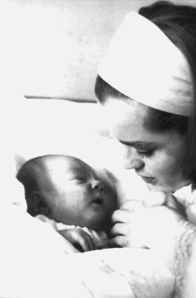 1966 bringt Romy Schneider den gemeinsamen Sohn David zur Welt. Ihre Schauspielkarriere legt sie zunächst auf Eis, kümmert sich lieber um Mann und Kind.
