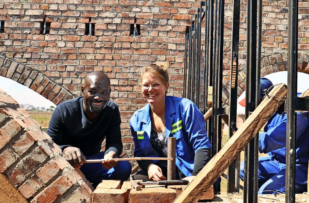 Kristina Egbers mit einem der Arbeiter auf der Baustelle in Hopley Foto:  