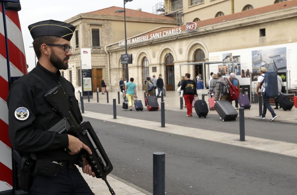 Polizisten patrouillieren am Hauptbahnhof von Marseille.