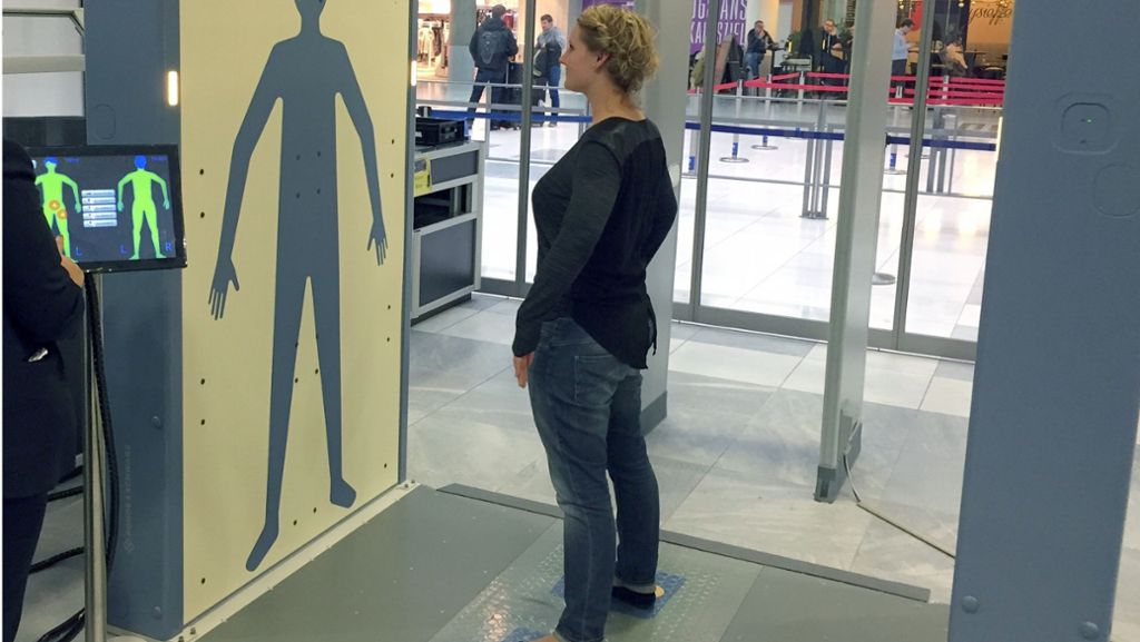 Kontrollen am Flughafen: Brustprothese schützt vor Leibesvisitation nicht