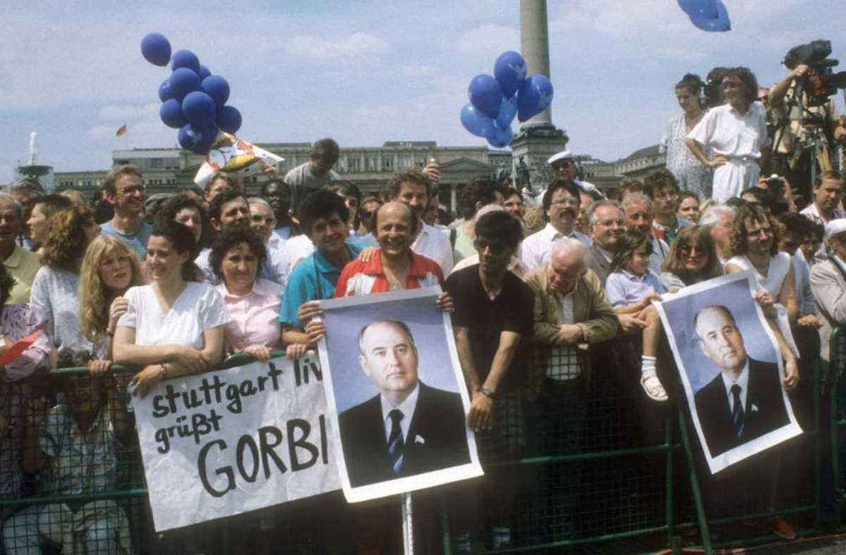 Ein Andrang wie bei einem Popkonzert: Gorbi-Fans am 14. Juni 1989 vor dem Neuen Schloss in Stuttgart.