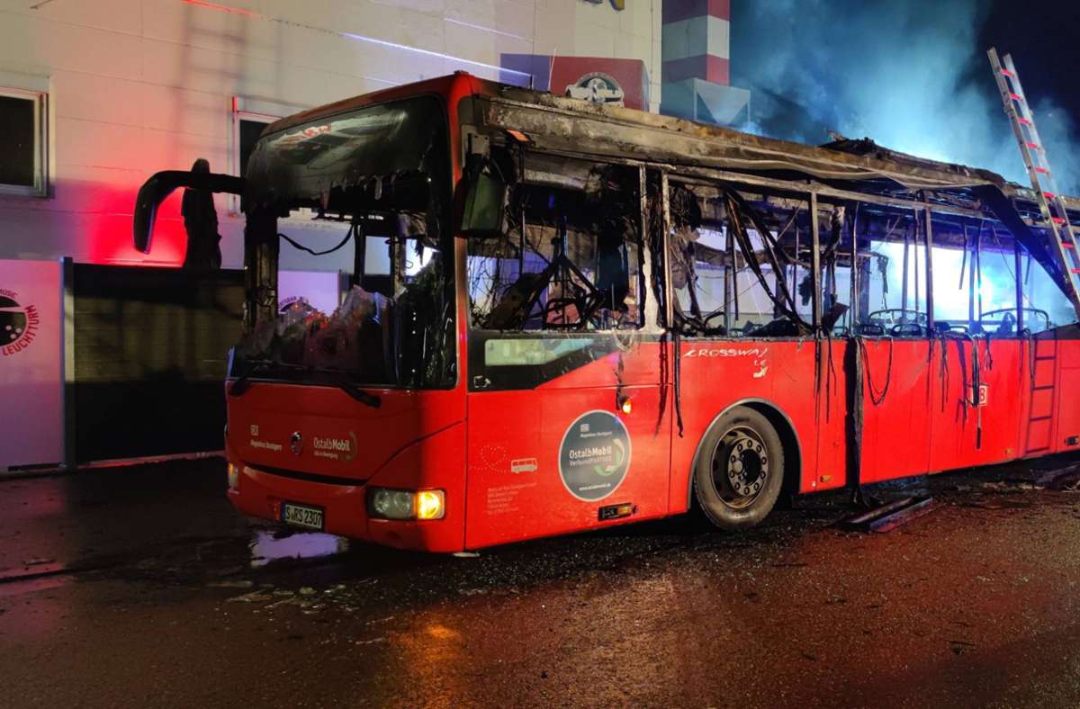 Der Schaden am Bus beläuft sich auf mehr als 100.000 Euro.