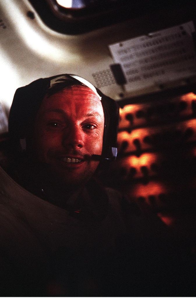 Diese Aufnahme von Neil Armstrong in der Mondfähre machte Buzz Aldrin, nachdem die beiden ihre historische Exkursion auf dem Mond hinter sich hatten. Armstrong, dem manchmal vorgeworfen wurde, er sei schmallippig, steif und schweigsam, ist hier ungewöhnlich gelöst.