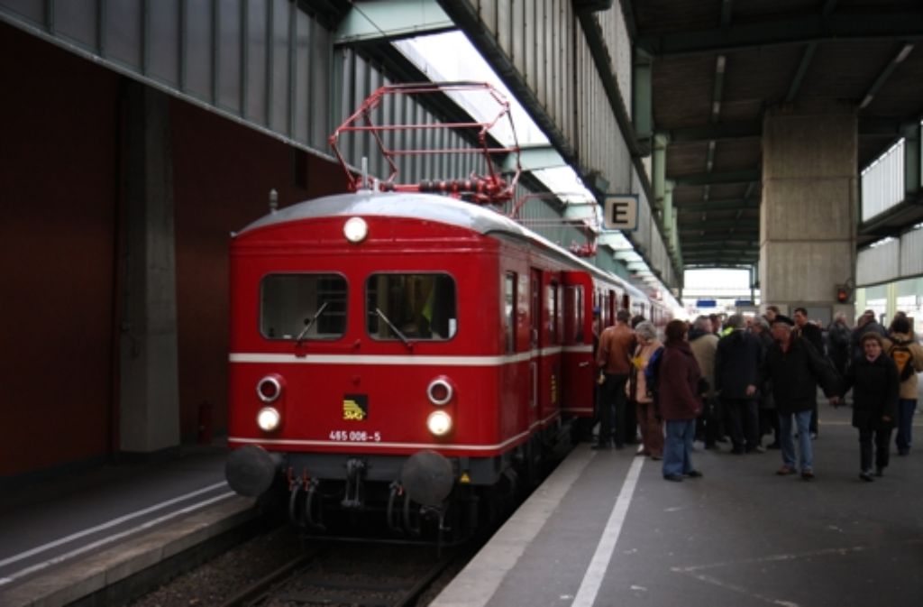 Großes Interesse: ein Roter Heuler wird von Fahrgästen im Hauptbahnhof bestaunt. Das Bild wurde im Jahr 2008 aufgenommen.