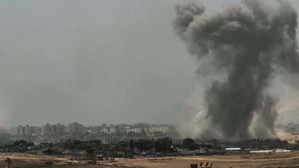  Die israelische Armee hat Ziele in Gaza massiv angegriffen. Nach Augenzeugenangaben wurde Gaza mit Artillerie, von Kriegsschiffen und aus der Luft bombardiert. 