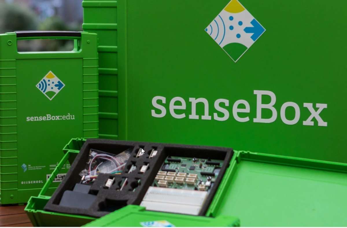Die Universität Münster hat die Sensebox konzipiert. Darin finden sich Umweltsensoren, ein Mikrocontroller sowie Datenübertragungsmodule. Kinder und Jugendliche können damit Umweltdaten wie Temperatur, Luftfeuchtigkeit, CO2-Wert messen, online auswerten und in die Open Sense Map, eine weltweite offene Plattform für Umweltdaten einspeisen.
