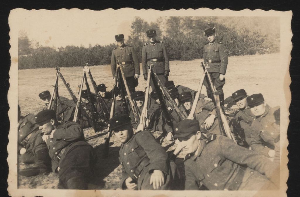 Eine Einheit Trawniki – vor allem ukrainische und russische Helfer der Nationalsozialisten, die zunächst Kriegsgefangene waren – im Frühjahr 1943 auf dem Exerzierplatz vor Lager III. Vorne in der Mitte wahrscheinlich John Demjanjuk.