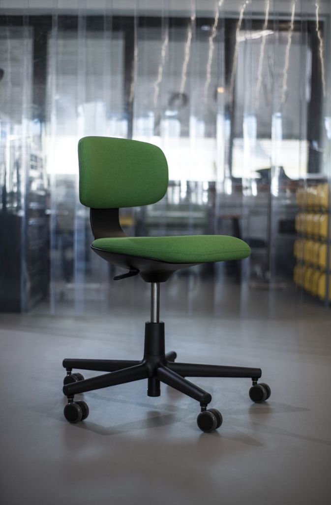Ebenso stilvoll: Bürosessel von dem renommierten Designer Konstantin Grcic für Vitra namens „Rookie“, eine kleiner, einfacher Stuhl, die Rückenlehne federt leicht und die vordere Kante ist besonders flexibel. Sitz- und Rückenlehne lassen sich in der Höhe verstellen.
