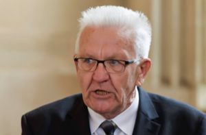 Kretschmann nennt Affäre um Innenminister „politische Belastung“