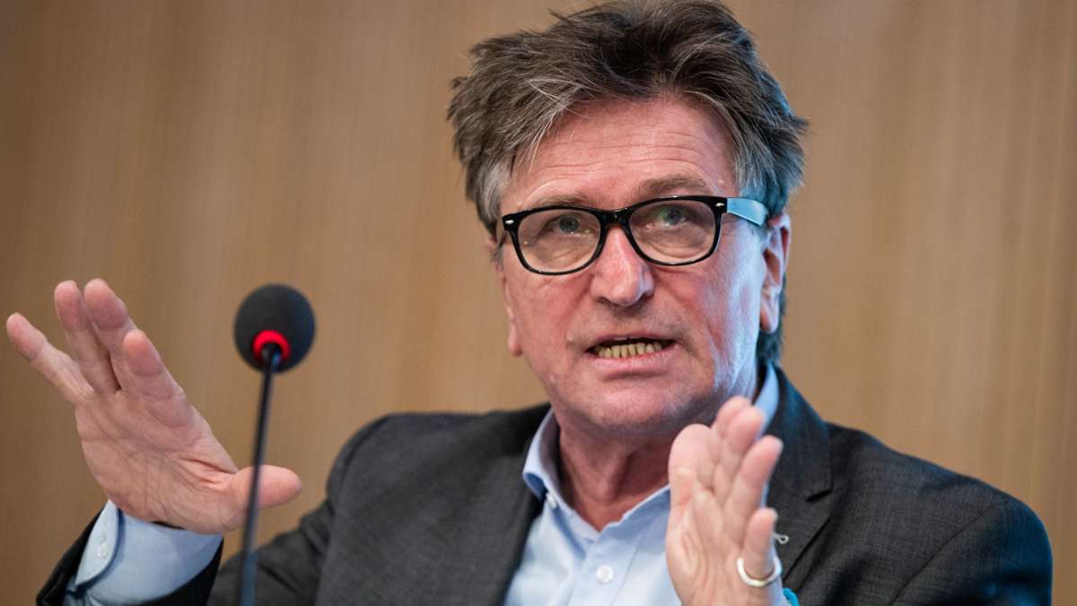  Baden-Württembergs Gesundheitsminister Manfred Lucha kritisiert Bayerns Ministerpräsident Markus Söder für dessen Vorstoß, eine Impflicht für Pflegepersonal anzuordnen. Auch von FFP2-Maskenpflicht im Nahverkehr und im Einzelhandel hält er nichts. 