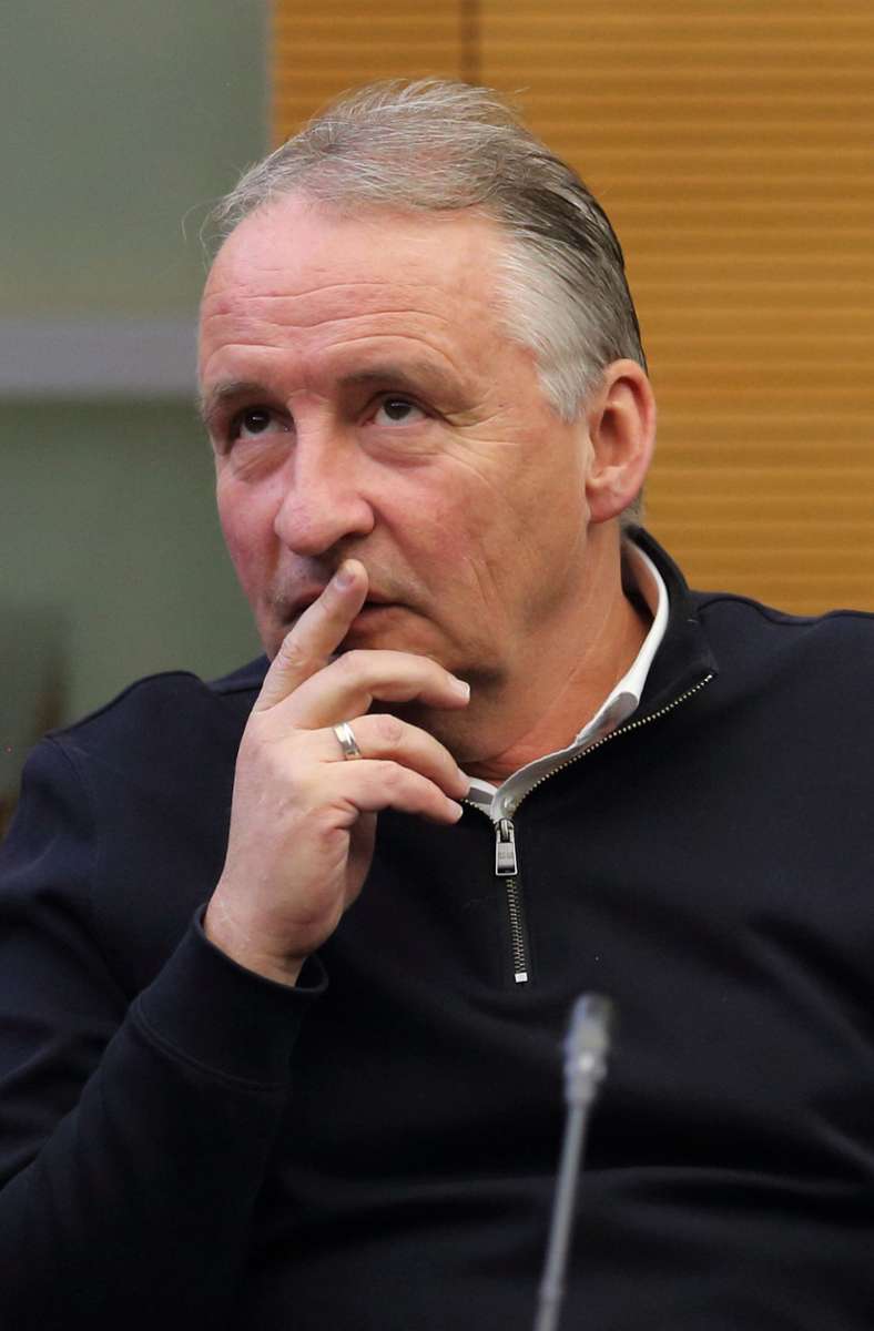 Für strittige Regelfragen ist im Ersten der frühere Bundesliga-Schiedsrichter Lutz Wagner zuständig.