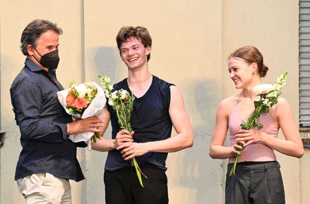 Die Tänzer gaben alles, der Intendant reichte zur Belohnung Blumen: Tamas Detrich mit den Tänzern Henrik Erikson und Mackenzie Brown.